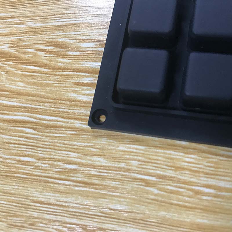 設(shè)計定位孔來固定硅膠按鍵